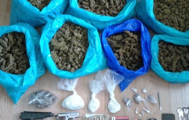 Έφοδος σε 51χρονο… Εσκομπάρ στη Μύκονο: Όπλα, ναρκωτικά και λεφτά