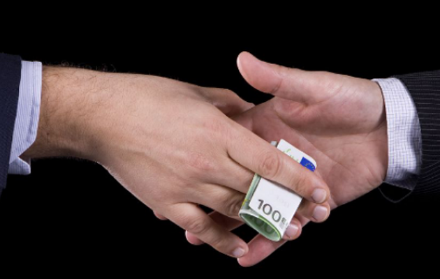 Οικονομικός επιθεωρητής καταδικάστηκε για μίζες και ξέπλυμα χρήματος