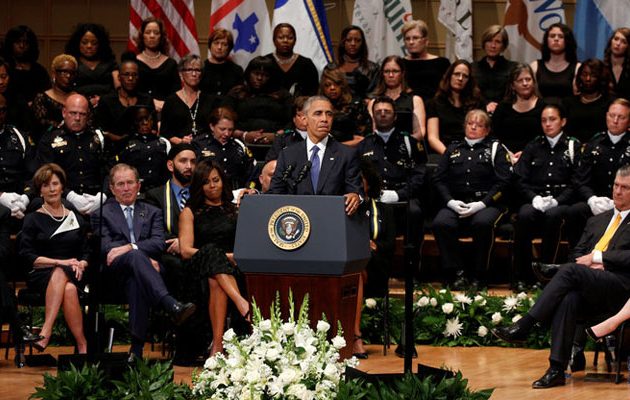 Μήνυμα ενότητας  Ομπάμα στην τελετή για τους 5 δολοφονημένους αστυνομικούς