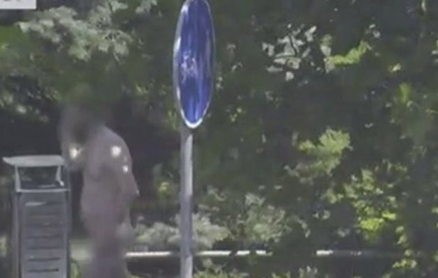 Bγήκε… γυμνός στο δρόμο για να βρει χρήματα να πληρώσει τη μπύρα του (βίντεο)