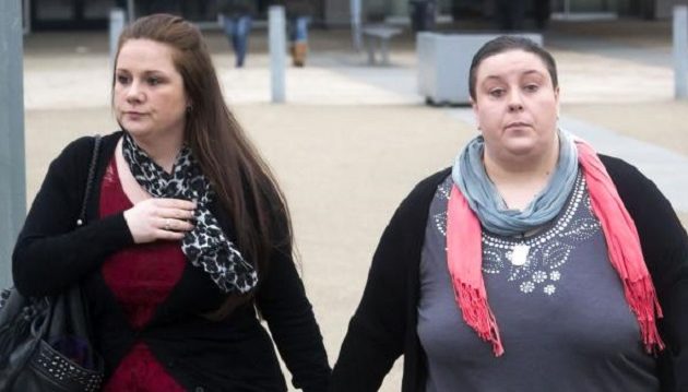 Ζευγάρι ομοφυλόφιλων γυναικών βασάνισε και σκότωσε το 2,5 ετών παιδί τους