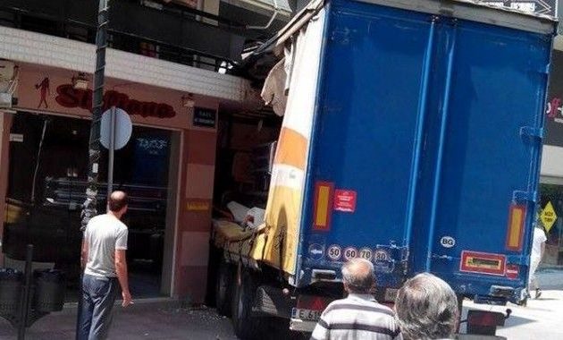 Νταλίκα τράκαρε με… μπαλκόνι στον Τύρναβο (φωτογραφία)