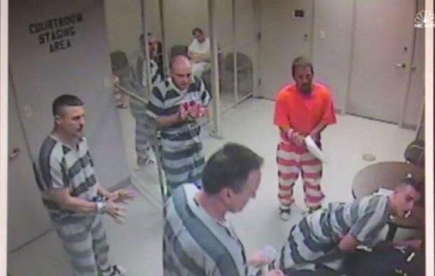Κρατούμενοι δραπέτευσαν από το κελί τους για να σώσουν τον φρουρό τους (βίντεο)