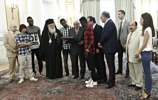 Παυλόπουλος και Ιερώνυμος με προσφυγόπουλα που φρόντισε η Εκκλησία