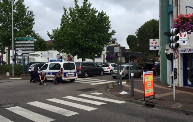 Δύο άνδρες με μαχαίρια πήραν ομήρους σε ναό στη Γαλλία (φωτογραφίες)