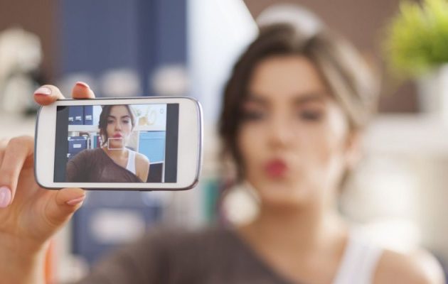 Από τι έλκονται όσες γυναίκες ψάχνουν σύντροφο στα social media