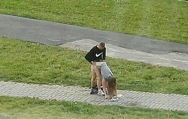 Πιο δημόσια δεν γίνεται – Το “έκαναν” στη μέση του πεζοδρομίου (βίντεο)