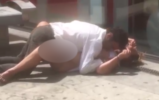 Ασυγκράτητοι το “έκαναν” έξω από βιβλιοθήκη στη Βαρκελώνη! (βίντεο)