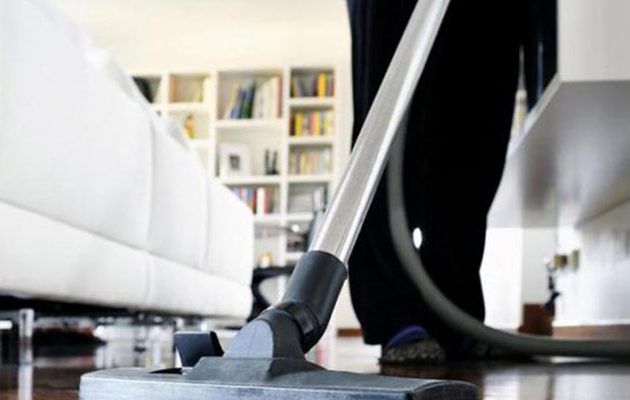 To “έκανε” με ηλεκτρική σκούπα! – Η γυναίκα του τον έπιασε “καβάλα”