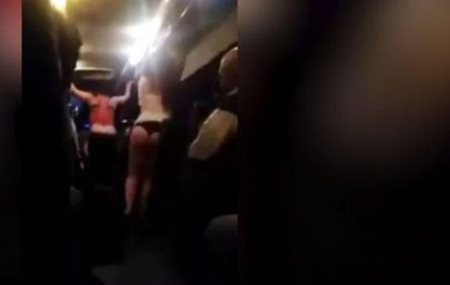 Μπήκαν σε λεωφορείο και άρχισαν… το στριπτίζ (βίντεo)
