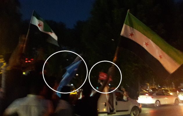 Σύροι ισλαμιστές με σημαίες του FSA στο πλευρό των ισλαμιστών του Ερντογάν (φωτο)