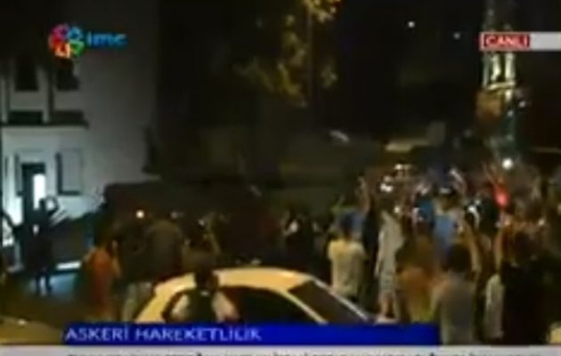 Πραξικόπημα Τουρκία: Διαδηλωτές επιτίθενται σε τανκ στην Άγκυρα (βίντεο)