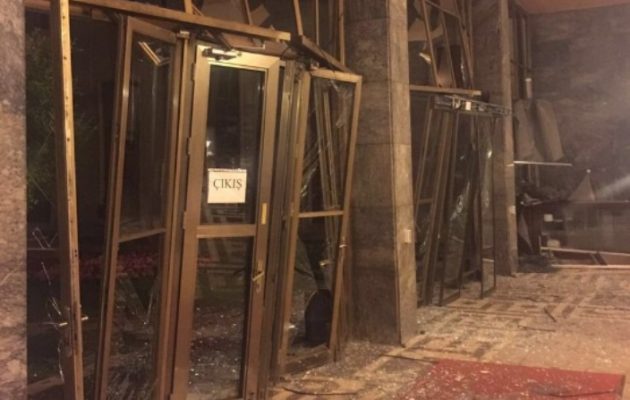 Οι πραξικοπηματίες βομβάρδισαν την τουρκική Βουλή (βίντεο)