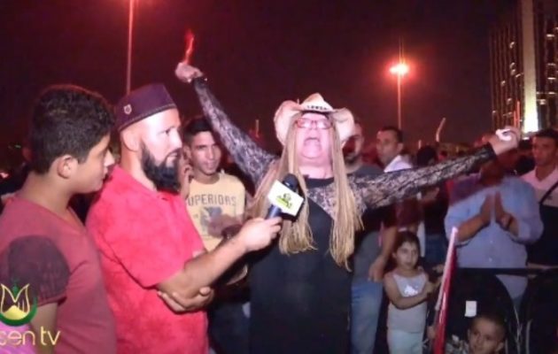 Τραβεστί στην Τουρκία βγάζει λόγο υπέρ του Ερντογάν και γνωρίζει… δόξες (βίντεο)