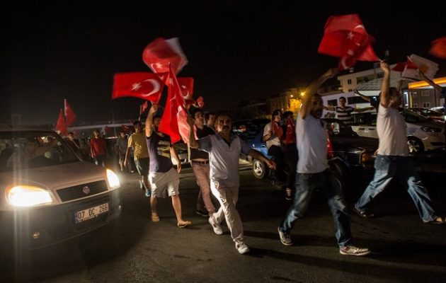 Χιλιάδες στους δρόμους υπέρ Ερντογάν, στασιαστές ακόμα στη νότια Τουρκία;