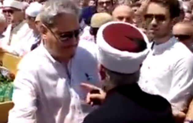 Ο Χουσεΐν Ζεϊμπέκ του ΣΥΡΙΖΑ τραμπούκισε σε κηδεία Έλληνα Πομάκου στρατιώτη (βίντεο)