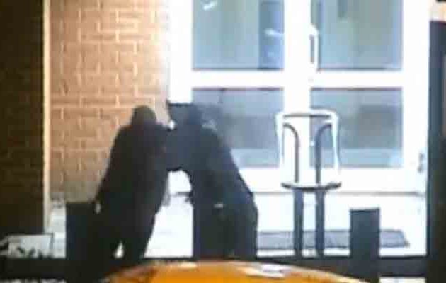 Αστυνομικός δέρνει Αμερικανό διπλωμάτη στην πρεσβεία των ΗΠΑ στη Μόσχα (βίντεο)