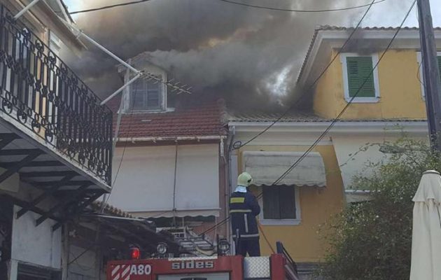 Πανικός στη Λευκάδα: Πυρκαγιά στο ιστορικό κέντρο έκαψε δέκα κτίρια