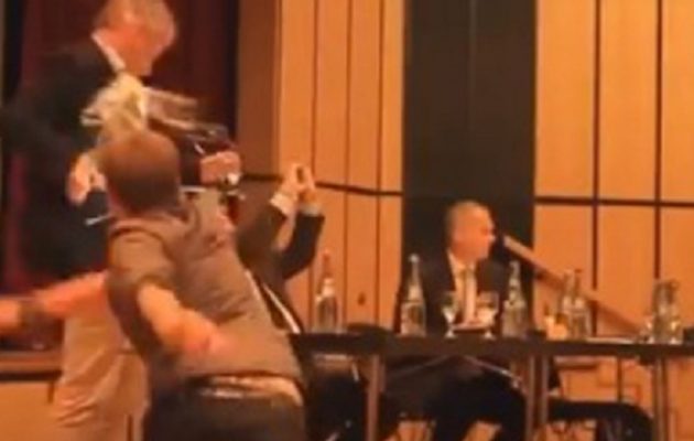 Ποιος πολιτικός αρχηγός “έφαγε” παγωμένη τούρτα στο πρόσωπο (φωτο + βίντεο)