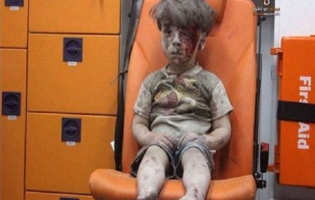 Σοκ από τη φωτογραφία 5χρονου μετά το βομβαρδισμό στο Χαλέπι (βίντεο)