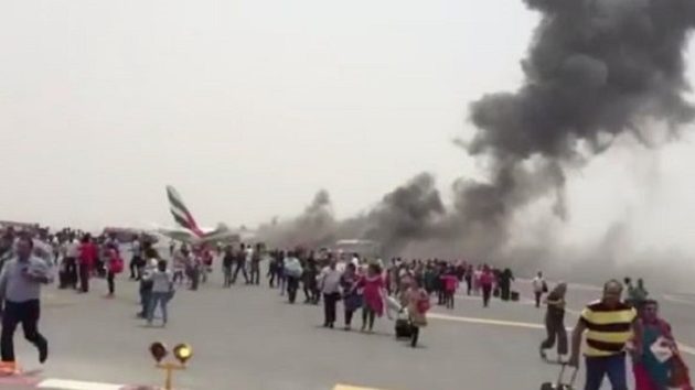 Πανικός: Φλεγόμενο αεροσκάφος της Emirates στο αεροδρόμιο του Ντουμπάι (βίντεο)