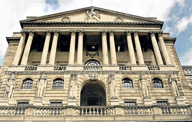 Μείωση επιτοκίων από την Τράπεζα της Αγγλίας για πρώτη φορά από το 2009