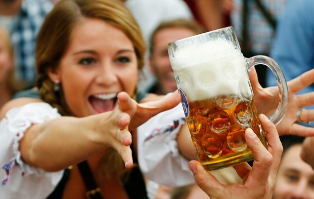 Υπουργός ήπιε, δεν ξεπέρασε το όριο αλλά παραιτήθηκε! (φωτο)