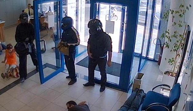 Μαφιόζικη ληστεία τράπεζας με ομηρία στους Αμπελοκήπους – Πώς έδρασαν οι ληστές