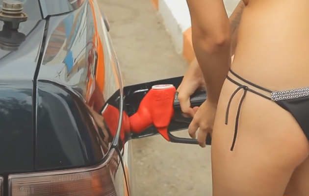 Δωρεάν βενζίνη αν φορέσεις… μαγιό και ψηλοτάκουνα!