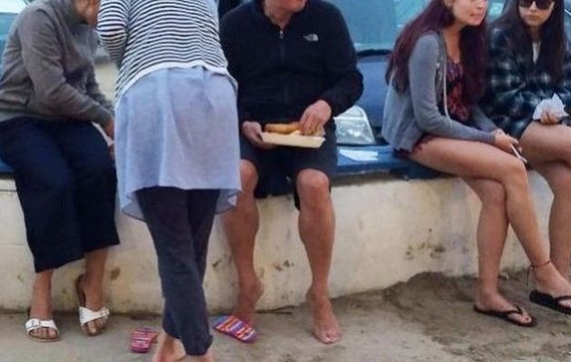 Ποιος πρώην πρωθυπουργός έτρωγε ξυπόλυτος fast food (φωτο)