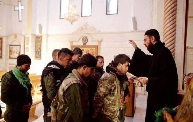 Χριστιανοί της Συρίας παίρνουν την ευλογία του παπά πριν πάνε να πολεμήσουν τους Τούρκους