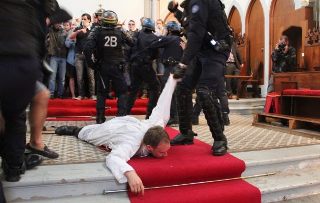 ΜΑΤ στη Γαλλία μπήκαν σε εκκλησία και έσερναν καθολικό ιερέα (βίντεο)