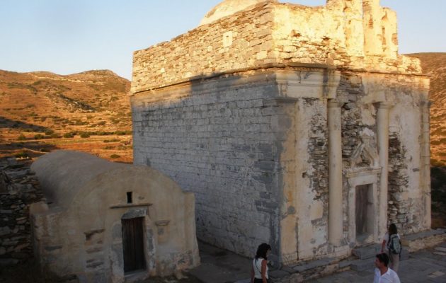 Σίκινος: Επιτέλους αποφάσισαν να διασώσουν τον αρχαίο Ναό του Πυθίου Απόλλωνα