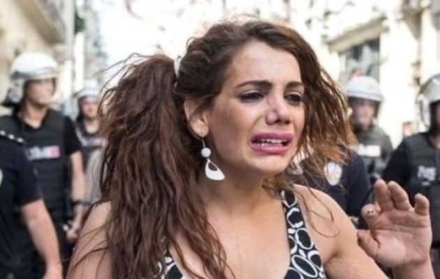 Η εικονιζόμενη βιάστηκε και κάηκε στην Τουρκία – Ήταν ακτιβίστρια τρανσέξουαλ