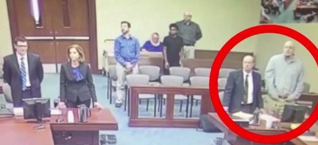 ΗΠΑ: Πήγε να μαχαιρώσει εισαγγελέα στο δικαστήριο! (βίντεο)