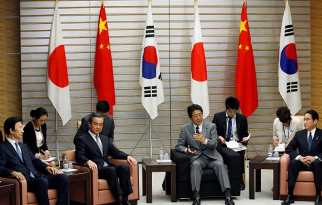 Έδωσαν τα χέρια για ενίσχυση της συνεργασίας τους Κίνα – Ιαπωνία – Νότια Κορέα