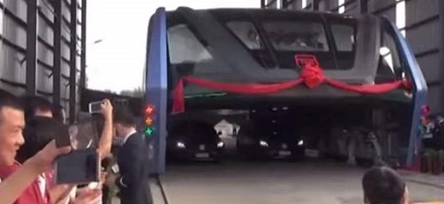 Λεωφορείο που κινείται πάνω από ΙΧ! (βίντεο)