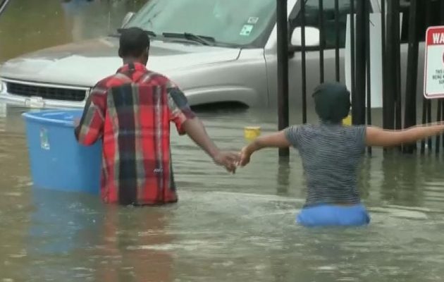 20.000 πλημμυροπαθείς στη Λουιζιάνα (φωτο + βίντεο)