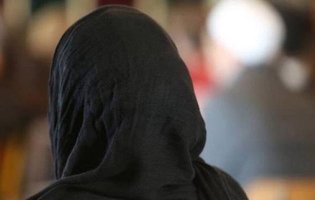 Μουσουλμάνα Παλαιστίνια απολύθηκε γιατί αρνήθηκε να βγάλει τη μαντίλα