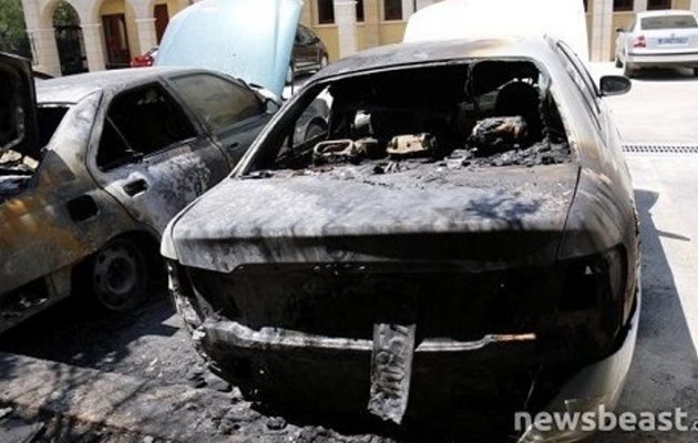 Έριξαν βόμβες μολότοφ στη Μονή Πετράκη στο Κολωνάκι