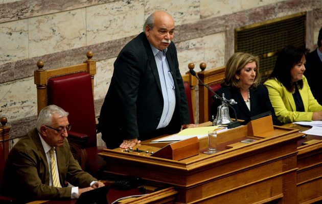 “Ψαλίδι” 4,5 εκατ. ευρώ στον προϋπολογισμό της Βουλής από τον Βούτση