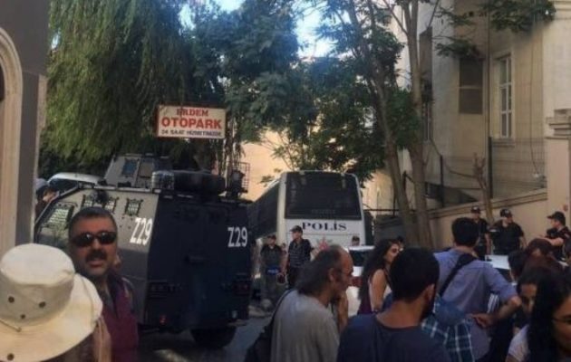 Έφοδος της τουρκικής Αστυνομίας στα γραφεία της εφημερίδας Οζγκούρ Γκουντέμ