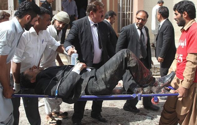 Πολύνεκρο μακελειό στο Πακιστάν – Σχεδόν 100 νεκροί από επίθεση αυτοκτονίας