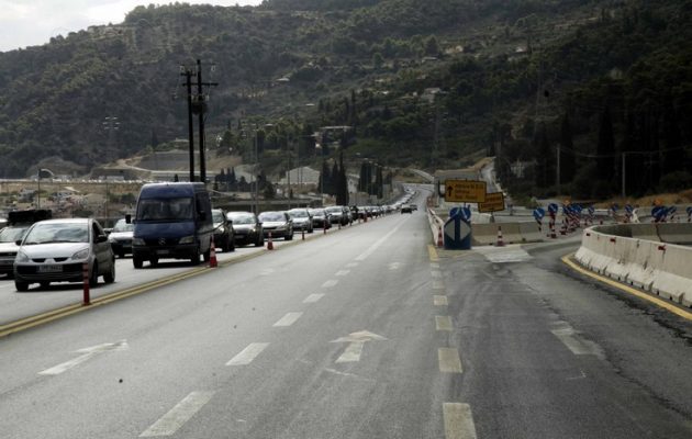 Αδειάζει η Αθήνα: Κυκλοφοριακό χάος στην Κορίνθου – Πατρών
