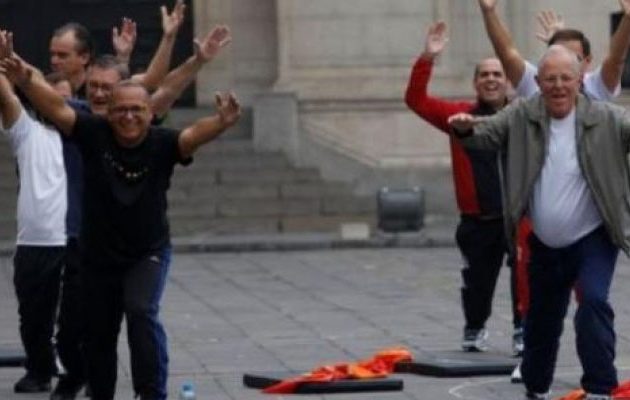 Υπουργοί στο Περού το έριξαν στη γυμναστική στην αυλή του Προεδρικού Μεγάρου (βίντεο)