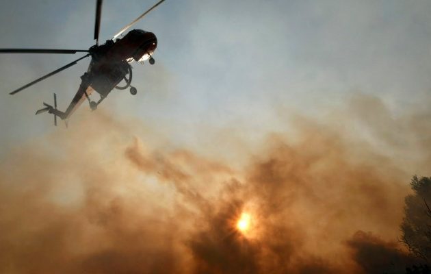 Ελικόπτερο της Πυροσβεστικής εντόπισε δύο εμπρηστές στη Ζάκυνθο – Σε εξέλιξη η καταδίωξή τους