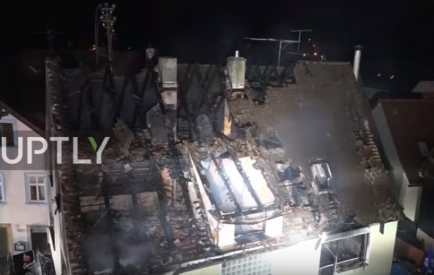 Στις φλόγες τυλίχτηκε προσφυγική κατοικία στη Γερμανία (βίντεο)