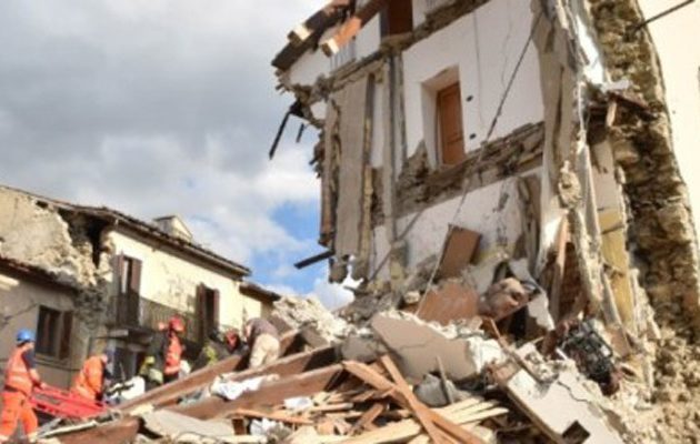 Πρόσφυγες σπεύδουν σε βοήθεια των σεισμόπληκτων στην Καλαβρία