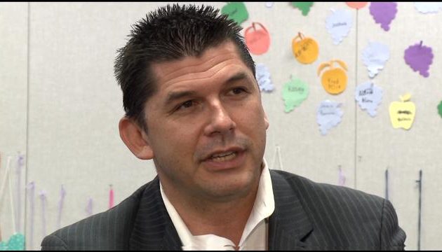 Χειροπέδες σε δήμαρχο που έπαιζε στριπ πόκερ με παιδιά