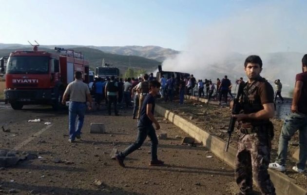Φοβερό χτύπημα! Οι Κούρδοι ανατίναξαν λεωφορείο της τουρκικής Αστυνομίας (βίντεο)